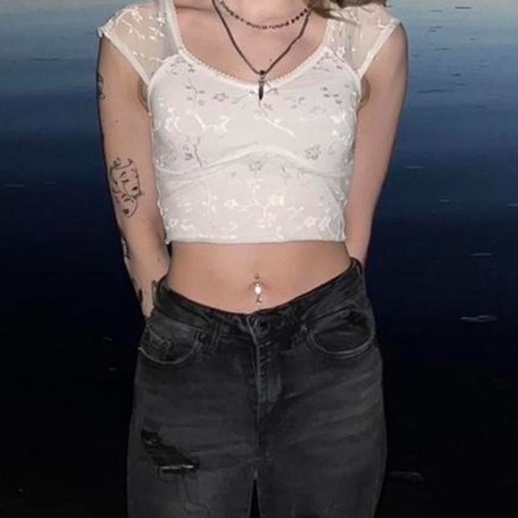 Elegant Lace Cap Sleeve Top - Picture 4 of 4